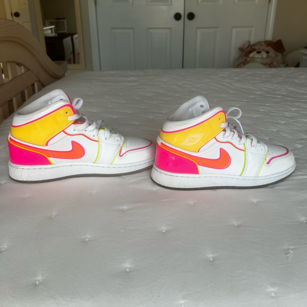 Air Jordan 1’s Mid “Edge Glow”